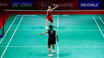 Pebulu tangkis Tunggal Putri Cina Wang Zhi Yi saat bertanding melawan Tunggal Putri Jepang Nozomi Okuhara dalam Final turnamen Indonesia Masters 2024 di Istora Senayan, Jakarta, Minggu (28/1/2024).  [Suara.com/Alfian Winanto]