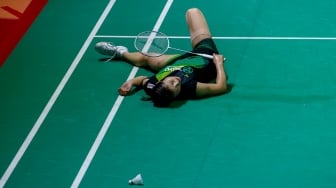 Pebulu tangkis Tunggal Putri Jepang Nozomi Okuhara terjatuh saat bertanding melawan Tunggal Putri Cina Wang Zhi Yi dalam Final turnamen Indonesia Masters 2024 di Istora Senayan, Jakarta, Minggu (28/1/2024).  [Suara.com/Alfian Winanto]