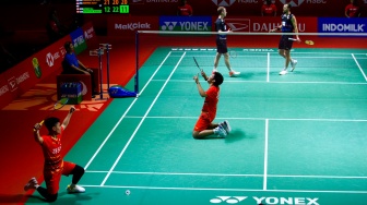 Pebulu tangkis Ganda Putra Indonesia Leo Rolly Carnando dan Daniel Marthin berselebrasi usai mengalahkan Ganda Putra Denmark Kim Astrup dan Anders Skaarup Rasmussen pada pertandingan final turnamen Indonesia Masters 2024 di Istora Senayan, Jakarta, Minggu (28/1/2024). [Suara.com/Alfian Winanto]