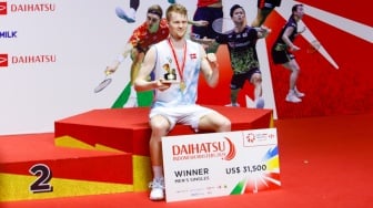 Pebulu tangkis Tunggal Putra Denmark Anders Antonsen menunjukan medalinya usai menjuarai turnamen Indonesia Masters 2024 di Istora Senayan, Jakarta, Minggu (28/1/2024). [Suara.com/Alfian Winanto]