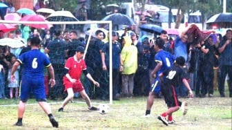 Potret Presiden Jokowi Hujan-Hujan Main Bola, Netizen Malah Salfok ke Hal Ini