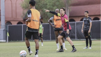 BRI Liga 1: Jelang Jamu PSIS Semarang, Pelatih Persebaya Surabaya Minta Dukungan Bonek Mania