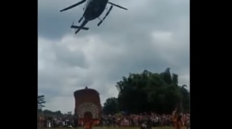 Detik-detik Seniman Reog Ponorogo Terhempas Gegara Kena Angin Helikopter di Magetan