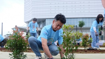 Tingkatkan Kualitas Udara, Puluhan Pohon Pucuk Merah Ditanam di Depan Mal Ini