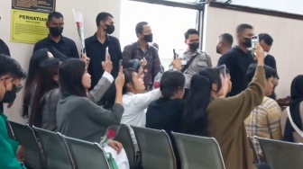 Kembali Lagi Jalani Sidang Dito Mahendra Dielu-elukan Sejumlah Cewek Sampai Dibawain Mawar Merah