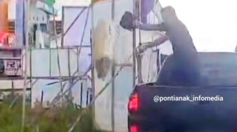 Aksi Tidak Terpuji Warga Buang Sampah Sembarangan di Pontianak