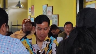 Gibran Akhirnya Cicipi Jukut Goreng di Bandung, Ridwan Kamil dan Giring Jadi Korban