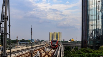 Rangkaian Kereta LRT Jabodebek memasuki Stasiun Dukuh Atas, Jakarta, Selasa (30/1/2024). [Suara.com/Alfian Winanto]