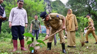 Bahtiar Baharuddin dan Chaidir Syam Tanam Sukun di Kawasan Taman Nasional Bantimurung