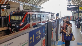 Penumpang menunggu kedatangan kereta LRT Jabodebek di Stasiun Dukuh Atas, Jakarta, Selasa (30/1/2024). [Suara.com/Alfian Winanto]