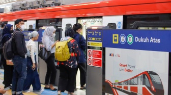 Penumpang memasuki kereta LRT Jabodebek di Stasiun Dukuh Atas, Jakarta, Selasa (30/1/2024). [Suara.com/Alfian Winanto]