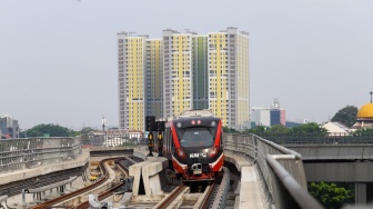 Rangkaian Kereta LRT Jabodebek memasuki Stasiun Dukuh Atas, Jakarta, Selasa (30/1/2024). [Suara.com/Alfian Winanto]