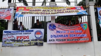 Massa Gabungan dari Kepala Desa se-Indonesia  saat melakukan aksi di depan Gedung DPR RI, Jakarta, Rabu (31/1/2024). [Suara.com/Alfian Winanto]