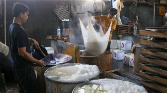 Pekerja menyelesaikan pembuatan tahu di pabrik kawasan Duren Tiga, Jakarta, Rabu (31/1/2024). [Suara.com/Alfian Winanto]