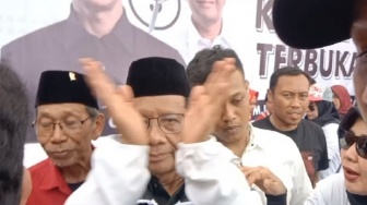 Ditanya Kabar Mundur dari Menkopolhukam, Mahfud MD hanya Mengangkat Tangan