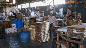 Pekerja menyelesaikan pembuatan tahu di pabrik kawasan Duren Tiga, Jakarta, Rabu (31/1/2024). [Suara.com/Alfian Winanto]