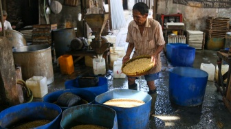 Pekerja menyelesaikan pembuatan tahu di pabrik kawasan Duren Tiga, Jakarta, Rabu (31/1/2024). [Suara.com/Alfian Winanto]