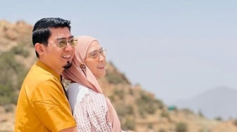 Alis Istri Ustaz Solmed Bikin Salfok saat Sesi Wawancara, Warganet: Pecicilan Banget