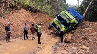 Truk Fuso Terjebak Material Longsor, Jalur Liwa-Krui Lumpuh