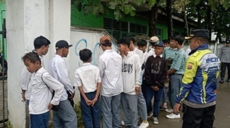 Antisipasi Tawuran, Polisi Razia Sajam di Tas dan Jok Motor Pelajar