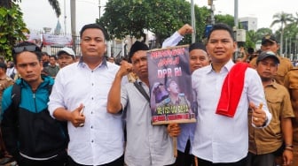 Massa Gabungan dari Kepala Desa se-Indonesia  saat melakukan aksi di depan Gedung DPR RI, Jakarta, Rabu (31/1/2024). [Suara.com/Alfian Winanto]