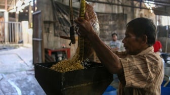 Pekerja menyelesaikan pembuatan tahu di pabrik kawasan Duren Tiga, Jakarta, Rabu (31/1/2024). [Suara.com/Alfian Winanto]