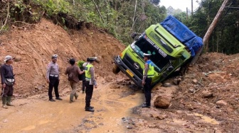 Jalan Liwa-Krui Lumpuh Total, Ada Truk Terjebak di Material Longsor