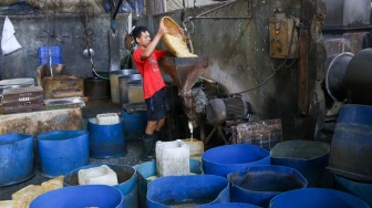 Pekerja menyelesaikan pembuatan tahu di pabrik kawasan Duren Tiga, Jakarta, Rabu (31/1/2024). [Suara.com/Alfian Winanto]