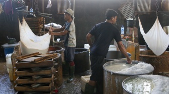 Pekerja menyelesaikan pembuatan tahu di pabrik kawasan Duren Tiga, Jakarta, Rabu (31/1/2024). [Suara.com/Alfian Winanto]