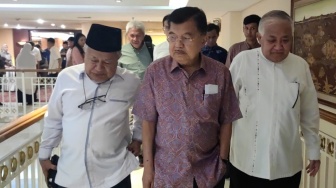 Jokowi Bagi Bansos Depan Istana, Jusuf Kalla: Memalukan, Tugas Camat Itu!