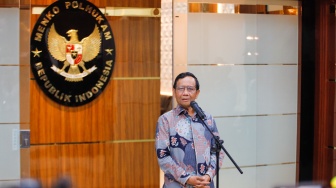 Menteri Koordinator Bidang Politik, Hukum dan Ham (Menkopolhukam), Mahfud MD saat menggelar konferensi pers di Kantor Kemenpolhukam, Jakarta, Kamis (1/2/2024). [Suara.com/Alfian Winanto]