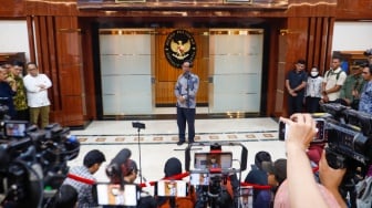 Menteri Koordinator Bidang Politik, Hukum dan Ham (Menkopolhukam), Mahfud MD saat menggelar konferensi pers di Kantor Kemenpolhukam, Jakarta, Kamis (1/2/2024). [Suara.com/Alfian Winanto]