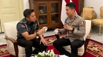 Adu Kegagahan Mayor Teddy VS Kompol Syarif Ajudan Jokowi, Sama-Sama Sigap Gendong Perempuan Pingsan di Kerumunan