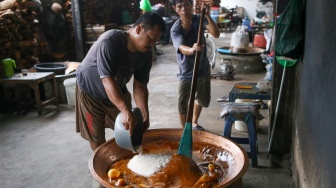 Pekerja menyelesaikan pembuatan Dodol Betawi di Kalibata, Jakarta, Kamis (1/2/2024). [Suara.com/Alfian Winanto]
