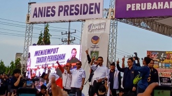 Massa Kampanye Membludak, Anies Sampai Jalan Kaki ke Lapangan Reformasi Deli Serdang