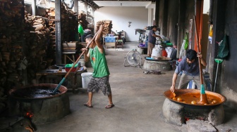 Pekerja menyelesaikan pembuatan Dodol Betawi di Kalibata, Jakarta, Kamis (1/2/2024). [Suara.com/Alfian Winanto]
