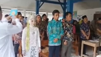 Usai Ijab Kabul, Wanita Anggota KPPS Hadiri Pelantikan Pakai Baju Pengantin