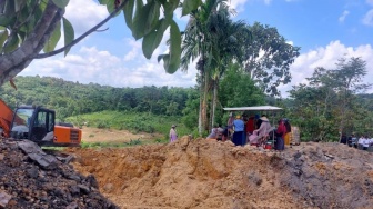 Emak-emak Protes Tambang Ilegal, Tuntut Perlindungan Sawah