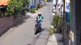 Aksi Jambret Beratribut Ojol di Jaktim, Terekam CCTV Incar Cewek Asyik Main HP Sambil Jalan