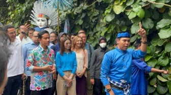 Gibran Senyum-senyum Disambut Palang Pintu Jawara Bekasi: Cawapres Paling Keren