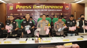 Satres Narkoba Jakbar Ringkus 7 Tersangka Pengedar Narkotika, Puluhan Kg Barbuk Disita