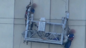 Bak Super Hero Tanpa Sayap, Petugas Damkar Evakuasi Dua Pekerja yang Terjebak di Gondola Gedung