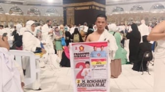 Viral Caleg Bentangkan Spanduk Gambar Prabowo-Gibran di Mekkah: Cari Ridha Allah Jalur Extra?