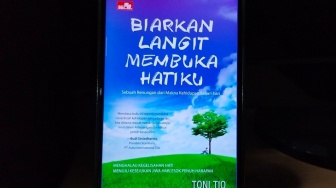 Buku 'Biarkan Langit Membuka Hatiku', Sebuah Renungan dari Makna Kehidupan