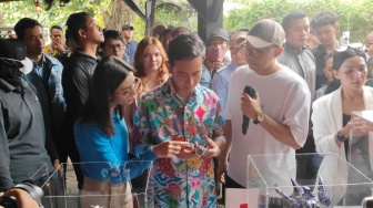 Gibran dan Selvi Ananda Kunjungi Pasar Modern BSD City: Beli Sayur dan Buah