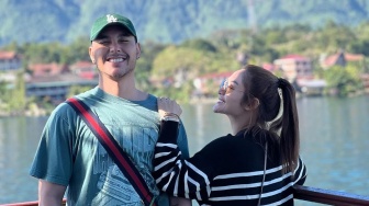 9 Potret Mesra Siti Badriah dan Krisjiana di Danau Toba, Bak Lagi Honeymoon