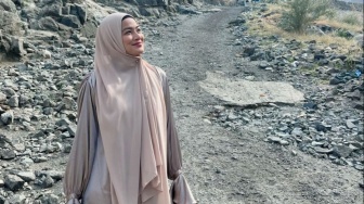 Intip Potret Cantik Titi Kamal Kunjungi Jabal Nur Saat Umrah, Christian Sugiono Pakai Gamis Panjang!