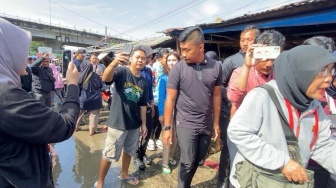 Momen Langka Menantu Jokowi Becek-becekan di Pasar: Selvi Ananda Pakai Sandal Jepit Demi Dampingi Gibran Blusukan!