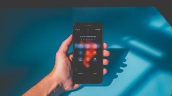 Cara Aman Masukkan Kata Sandi iPhone di Tempat Umum