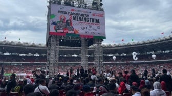 Massa Sudah Menyemut Hadiri Kampanye Akbar 'Konser Salam Metal' Ganjar-Mahfud di GBK